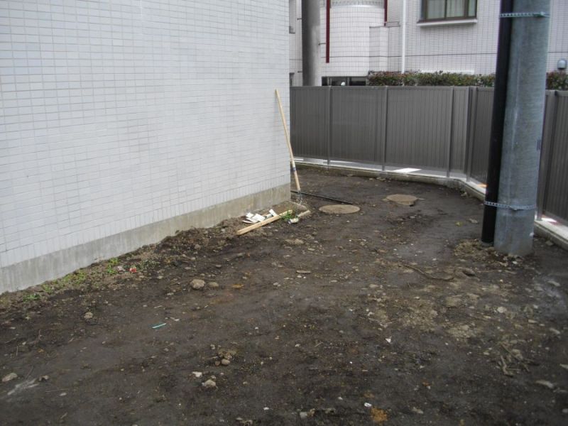 花壇だった場所を、保育所向けの配膳車専用通路に変更