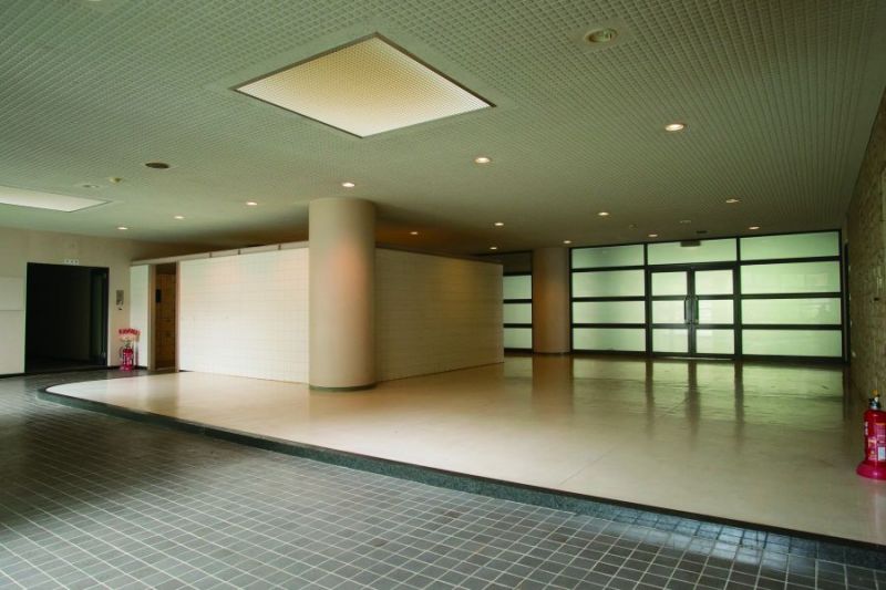 リノベーション前の旧社員寮のエントランス