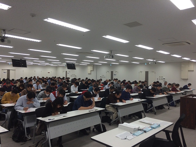 競売不動産取扱主任者試験の模様(大阪会場)。多くの受験生が難関に挑んだ