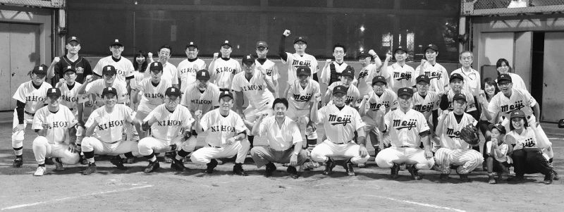 試合終了後の日大と明大。同じチーム内だけでなく、他チーム同士での仕事の紹介も進んでいるという。野球も仕事も「一挙両得」に楽しめると好評の「URELベースボールリーグ」だ