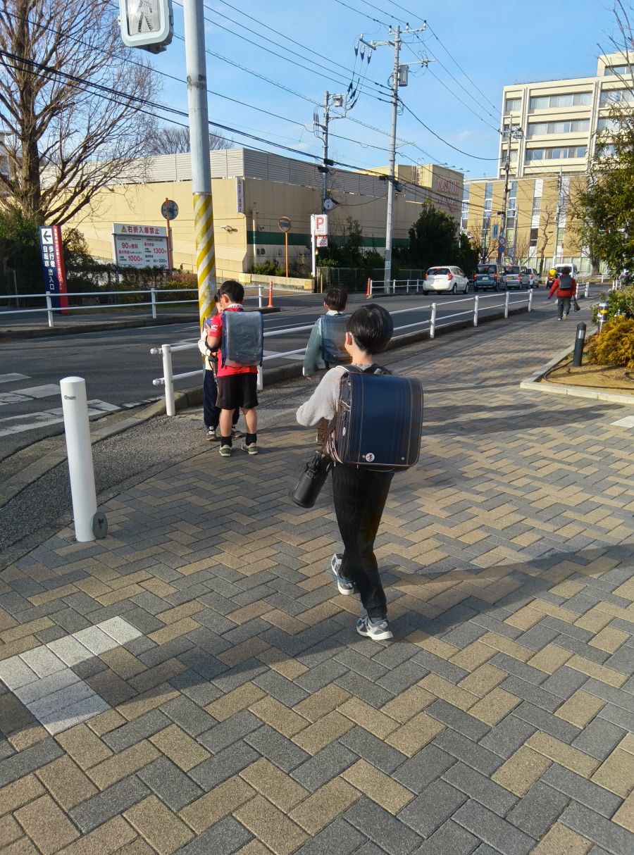 新年度を迎え元気に学校に向かう小学生たち。子供が小さいうちは多くの世帯が賃貸住宅に暮らす。その賃貸住宅は今、大きな社会的役割を担って大きく変革しようとしている